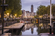909007 Gezicht op de Stadsbuitengracht te Utrecht, vanaf de Weerdsluis, tijdens de schemering, met op de achtergrond de ...